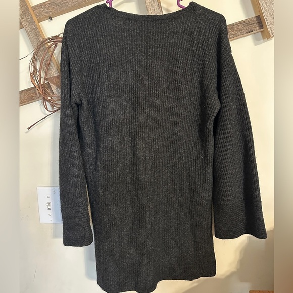 Ann Taylor Loft V Neck lightweight, back, arms and center is ribbed. Charcoal - Picture 6 of 6